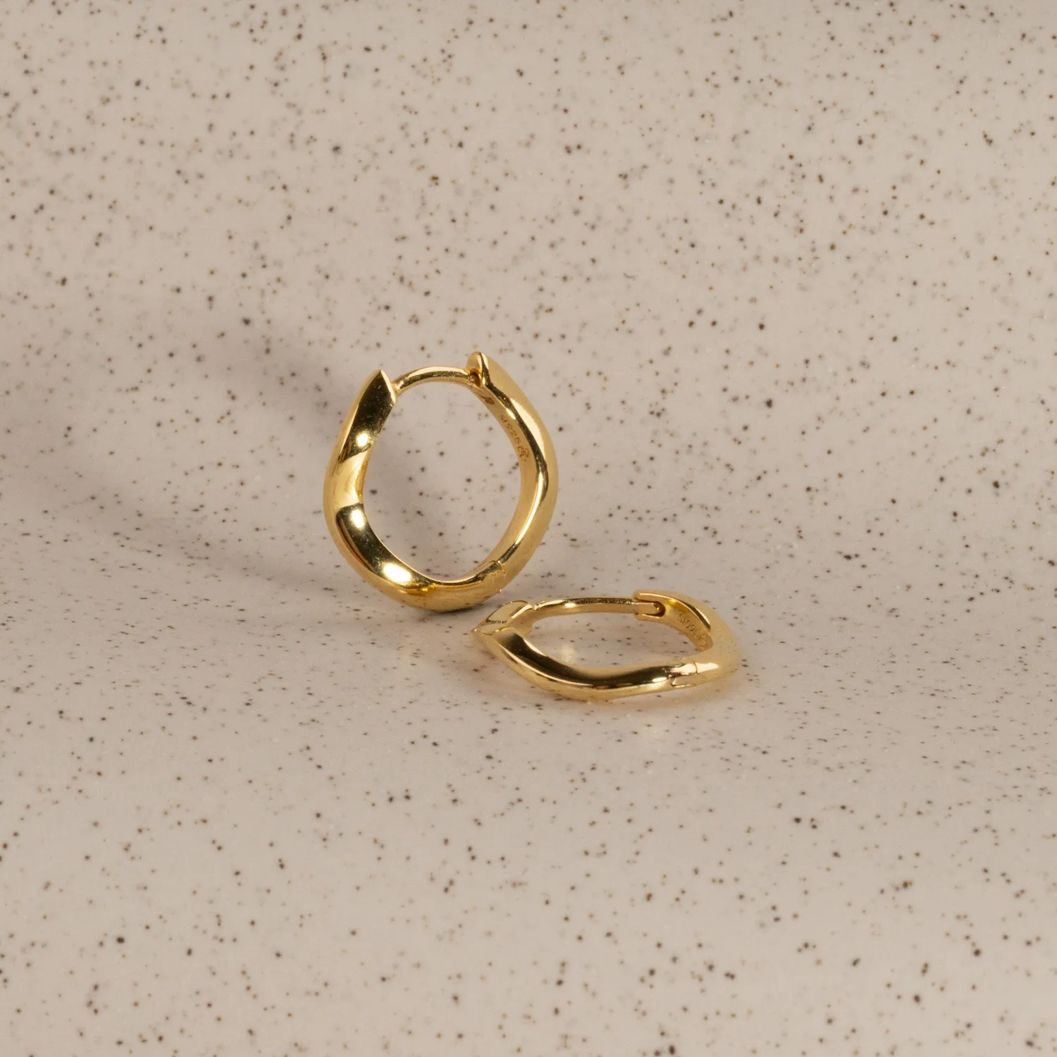 Sisi Copenhagen Gaia huggie øreringe forgyldt 15 mm
