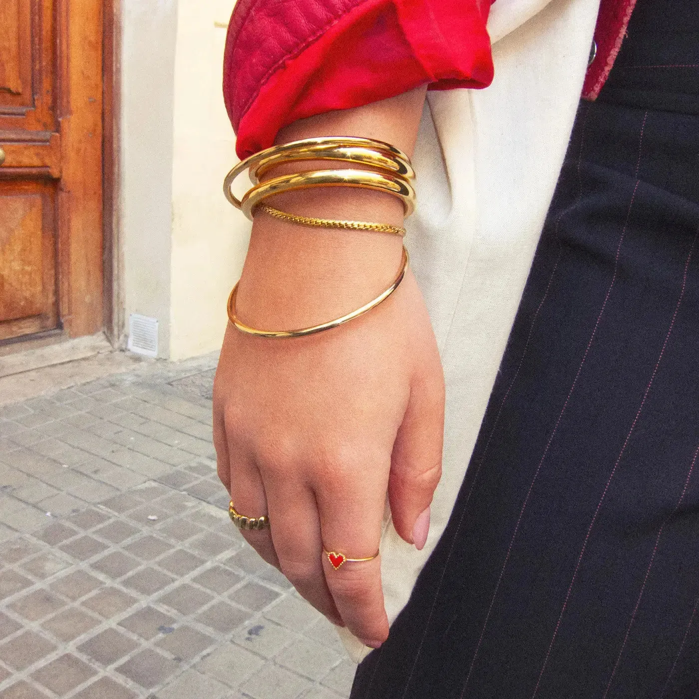 TIMI OF SWEDEN Maeve statement bangle armbånd guld stål