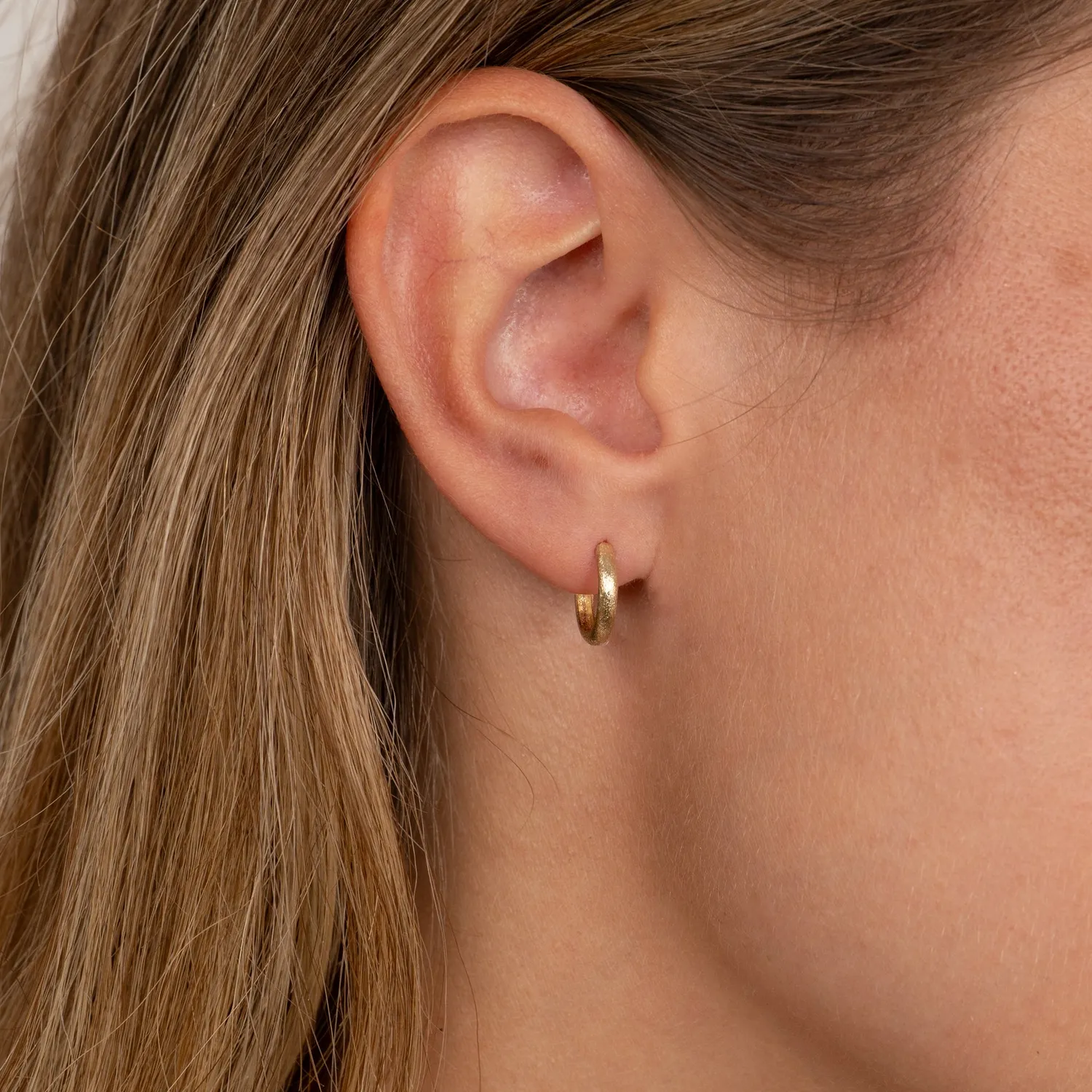 Sisi Copenhagen Thea huggie creoler i 9 karat guld par