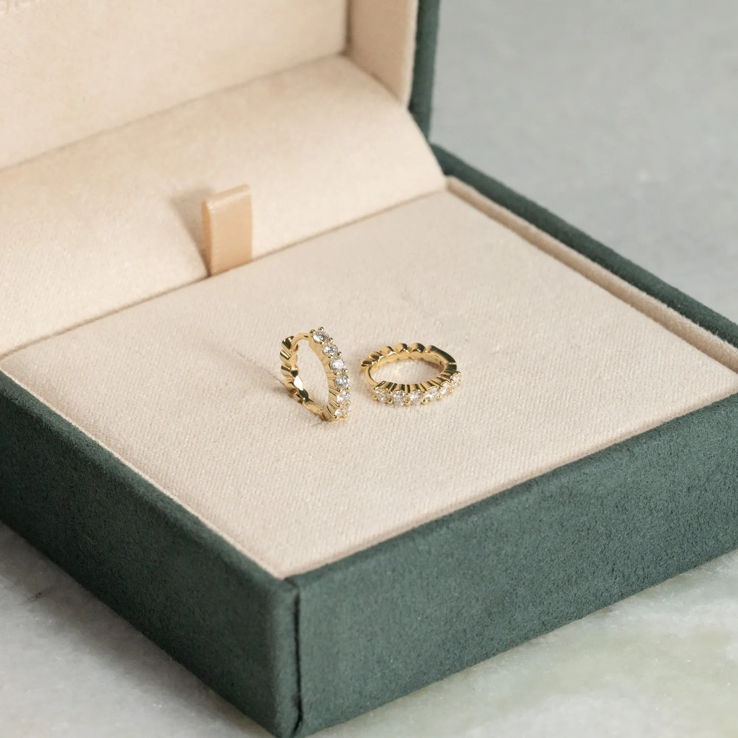 Sisi Copenhagen Prong creoler guld 0,5 ct diamanter