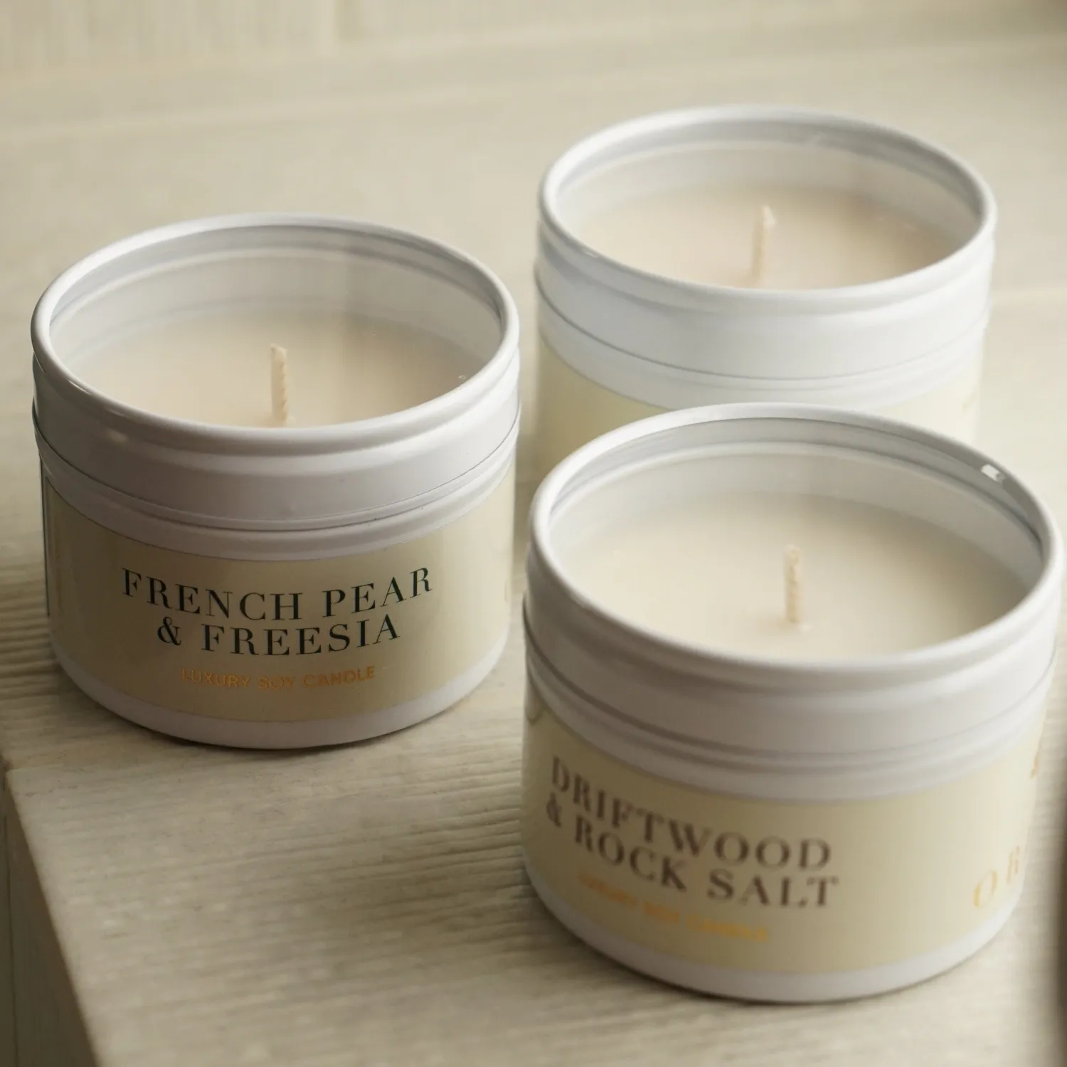 Orelia French Pear Freesia duftlys tin 10 timer