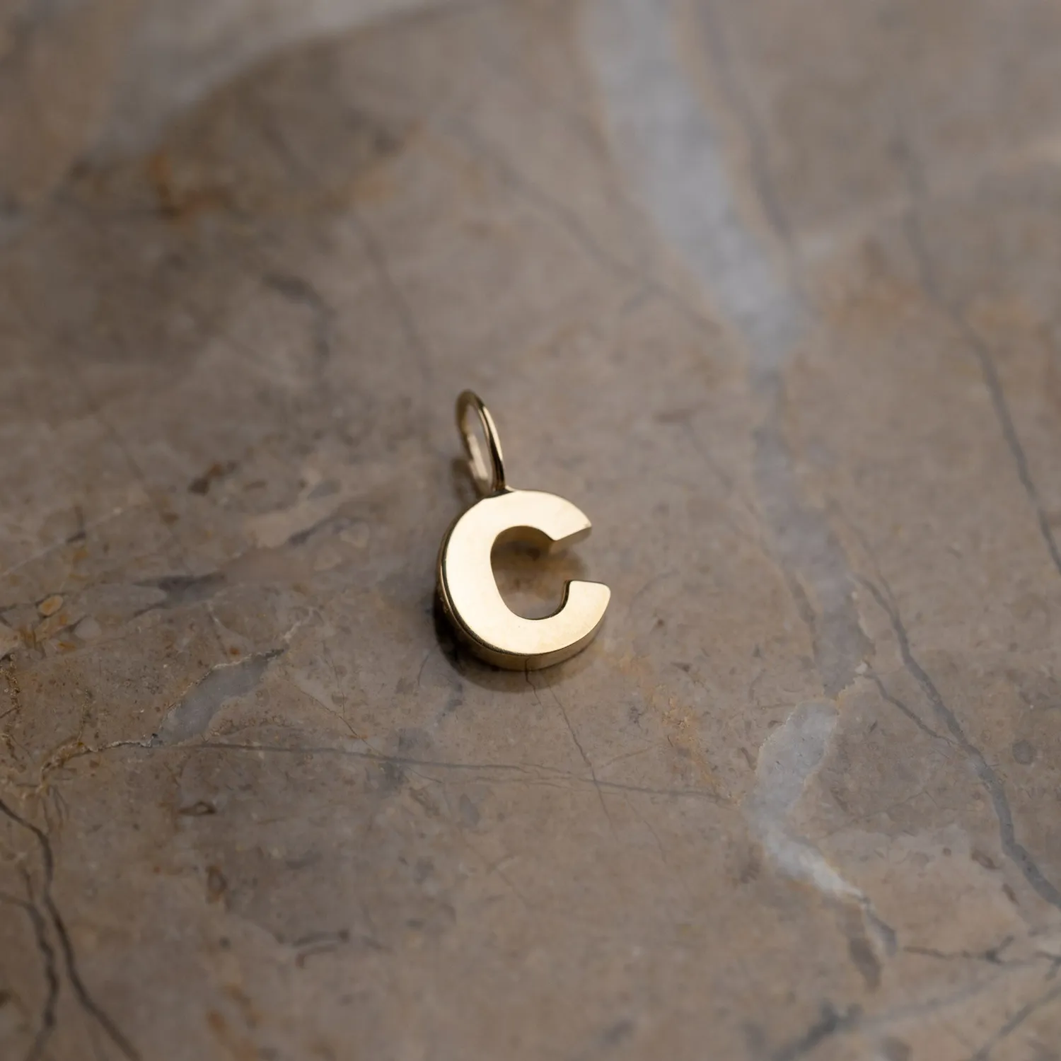Sisi Copenhagen Letter Solid Gold bogstavsvedhæng 9 kt.