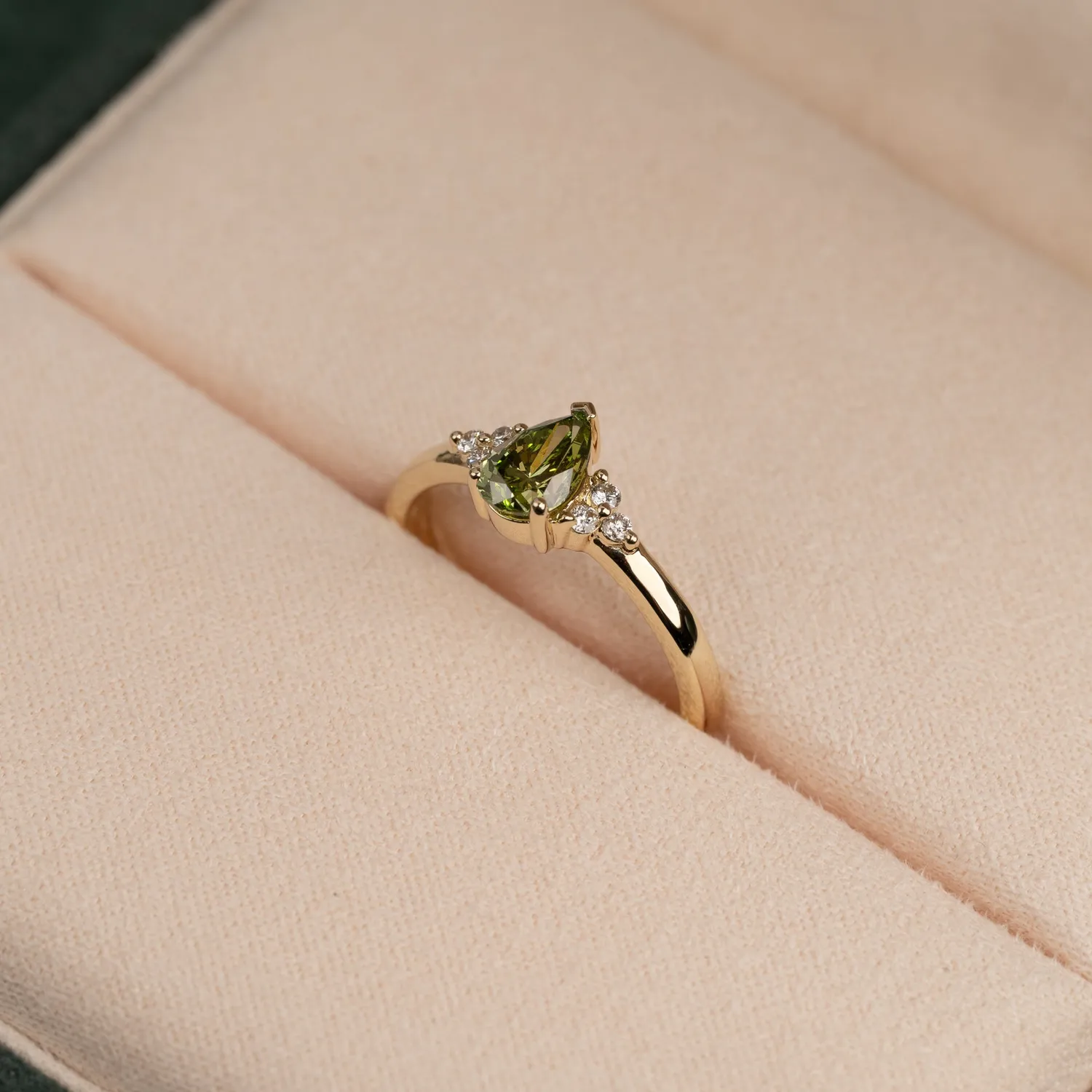 Sisi Copenhagen Pear-Cut Triad ring 0,65ct grøn guld