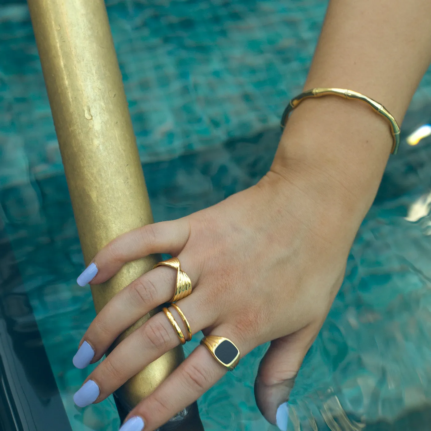 TIMI OF SWEDEN Tyra bamboo bangle armbånd guld
