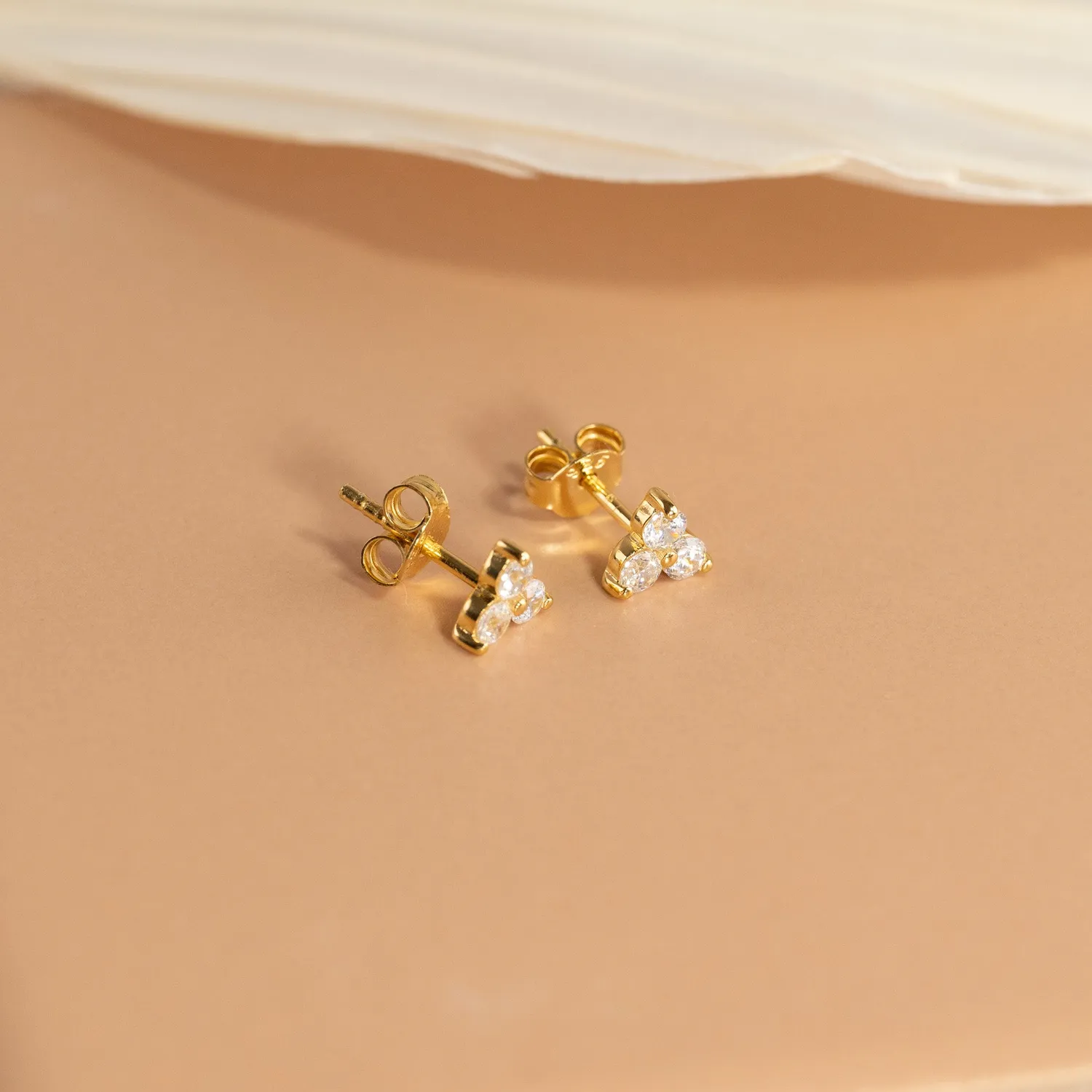 Sisi Copenhagen Tria Crystal Golden ørestikker forgyldt 6 mm