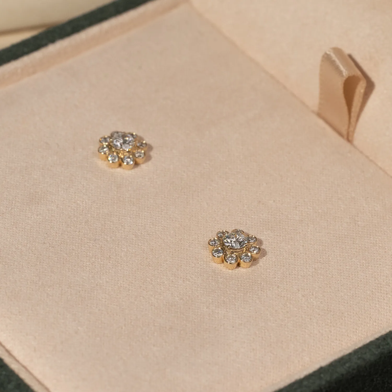 Sisi Copenhagen Laurel Halo ørestikker guld 0,5 ct par