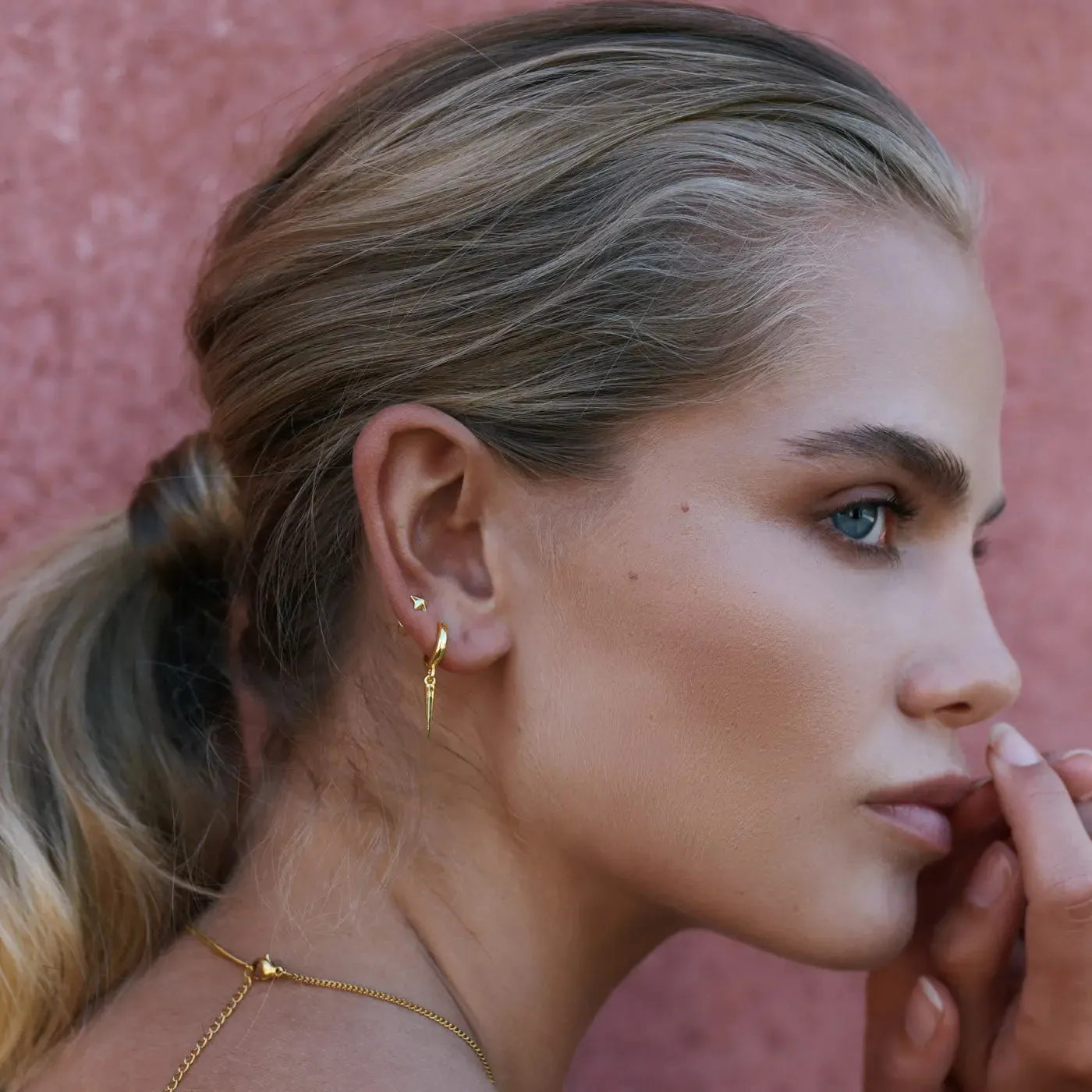 TIMI OF SWEDEN Nyah spike hoop øreringe guld 12 mm