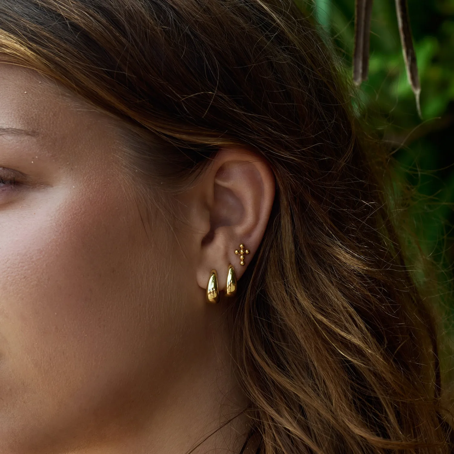 TIMI OF SWEDEN Hedvig hoop øreringe bred 15 mm guld