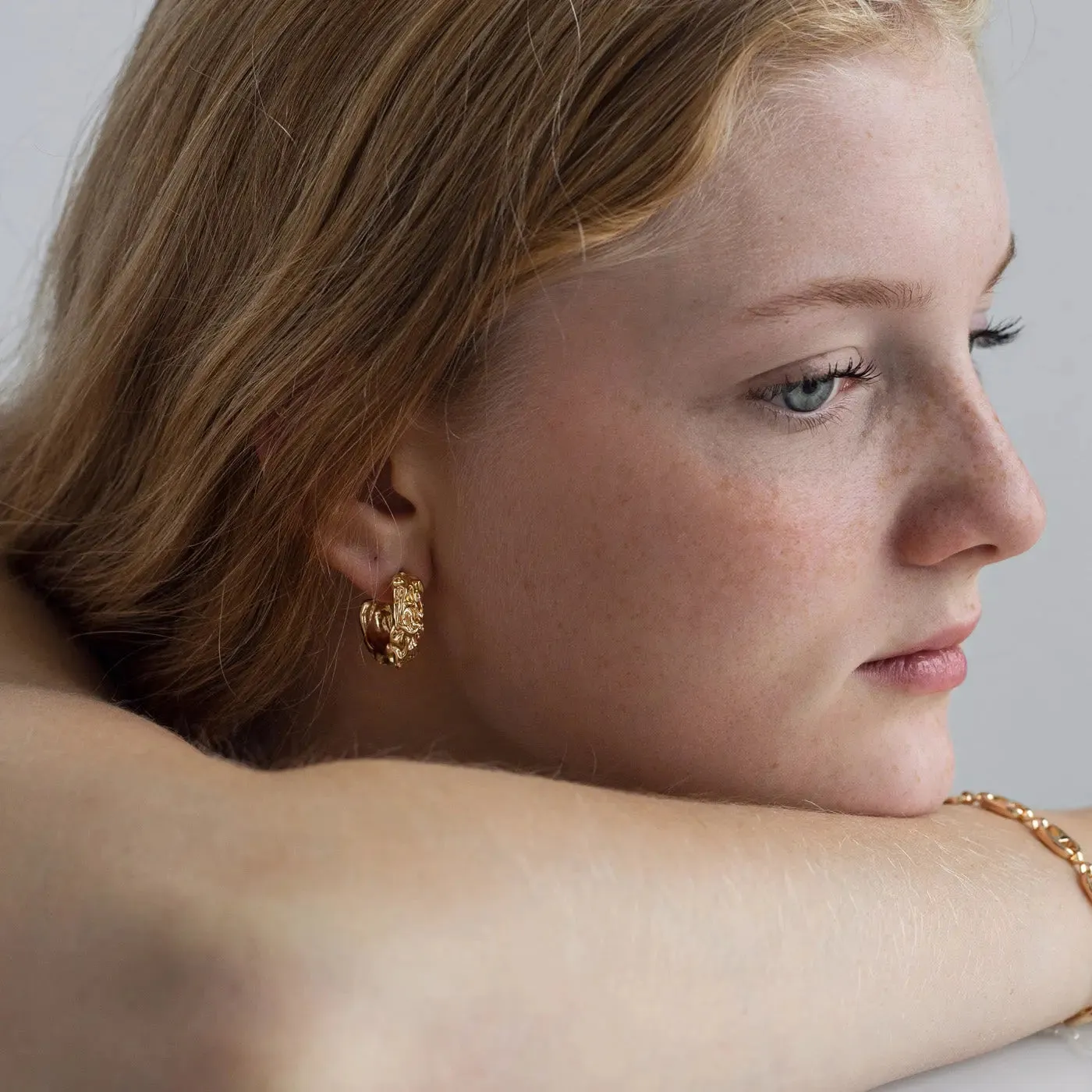 TIMI OF SWEDEN tykke ujævne hoop øreringe guld 20 mm