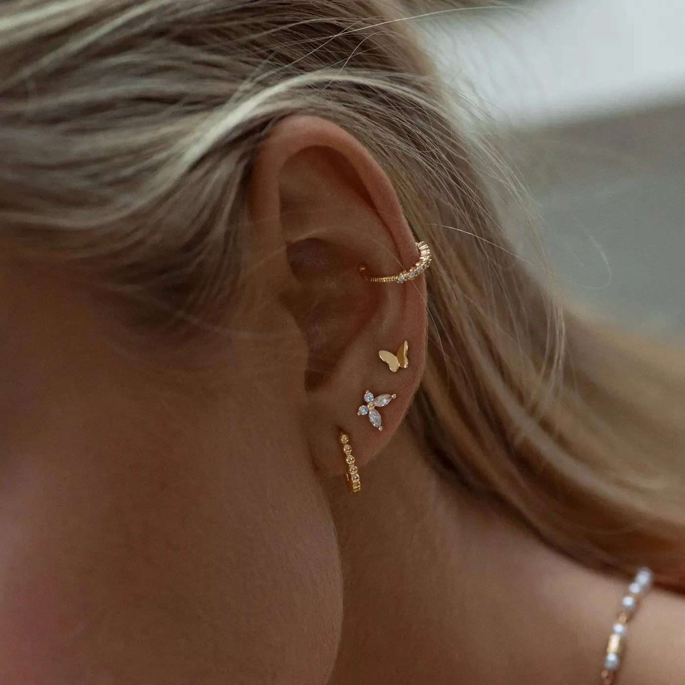 TIMI OF SWEDEN Liza Mini Butterfly ørestikker guld 6mm