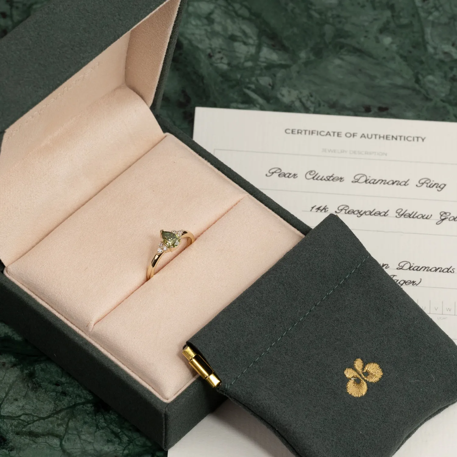 Sisi Copenhagen Pear-Cut Triad ring 0,65ct grøn guld