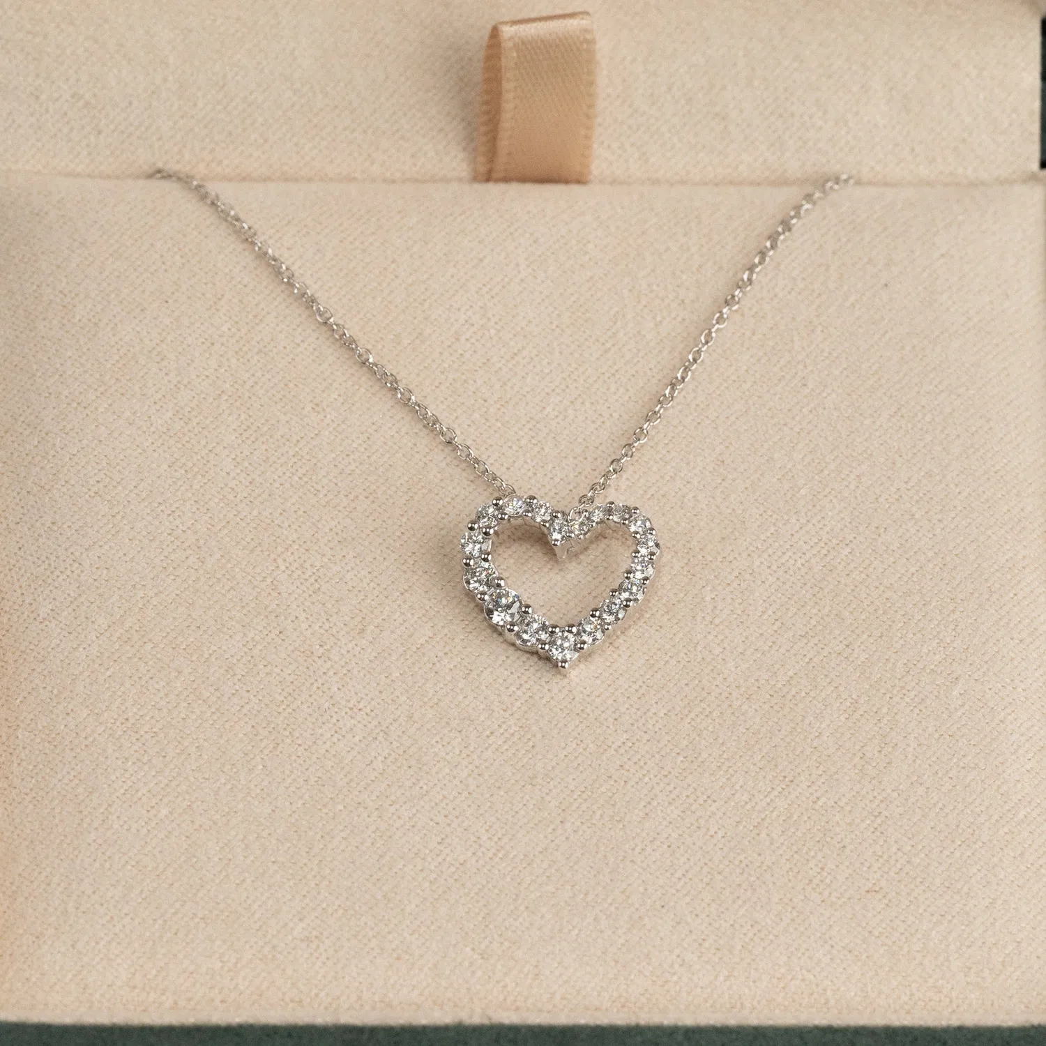 Sisi Copenhagen Diamond Graduating Curved Heart vedhæng 0,45ct hvidguld