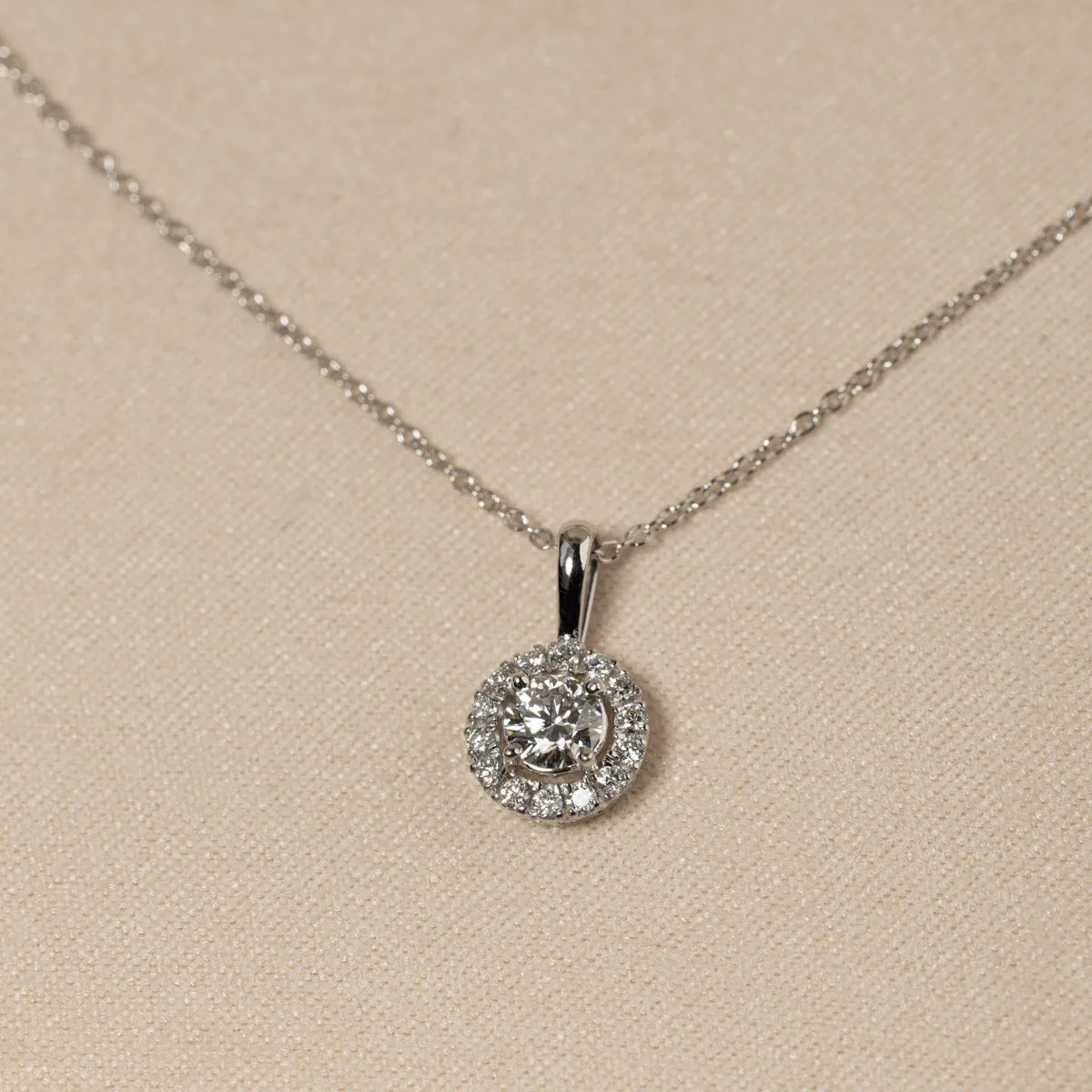Sisi Copenhagen Round Halo diamantvedhæng 0,5 ct hvidguld