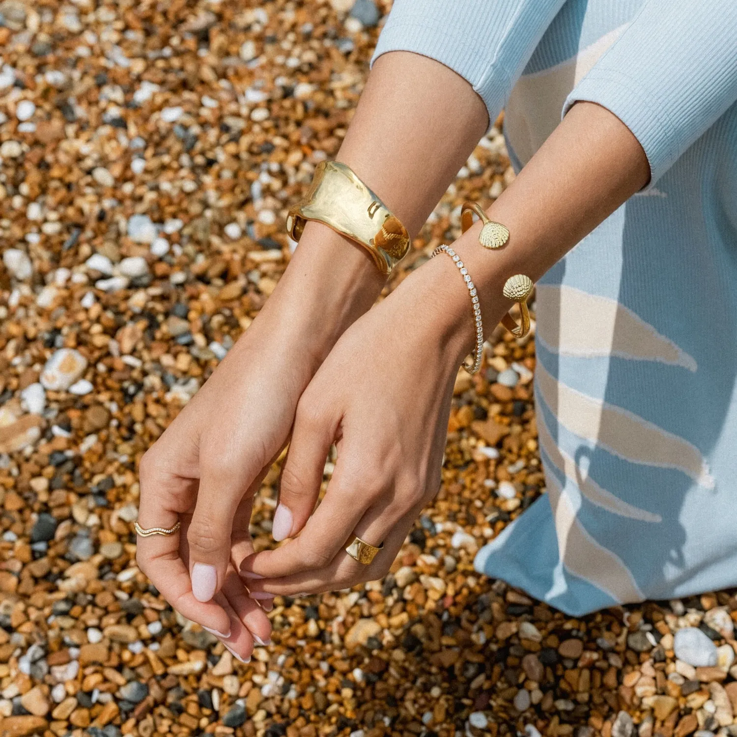 Orelia Shell Open Hinged armbånd guld bangle