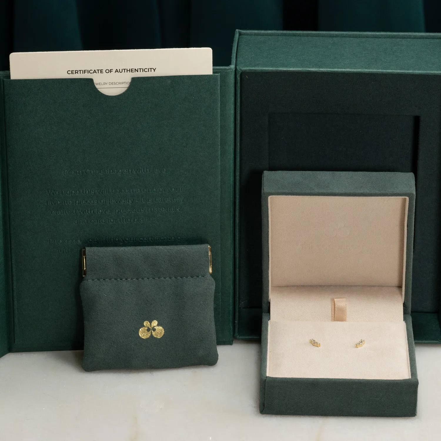 Sisi Copenhagen Graduating Curved diamantørestikker 0,22 ct guld