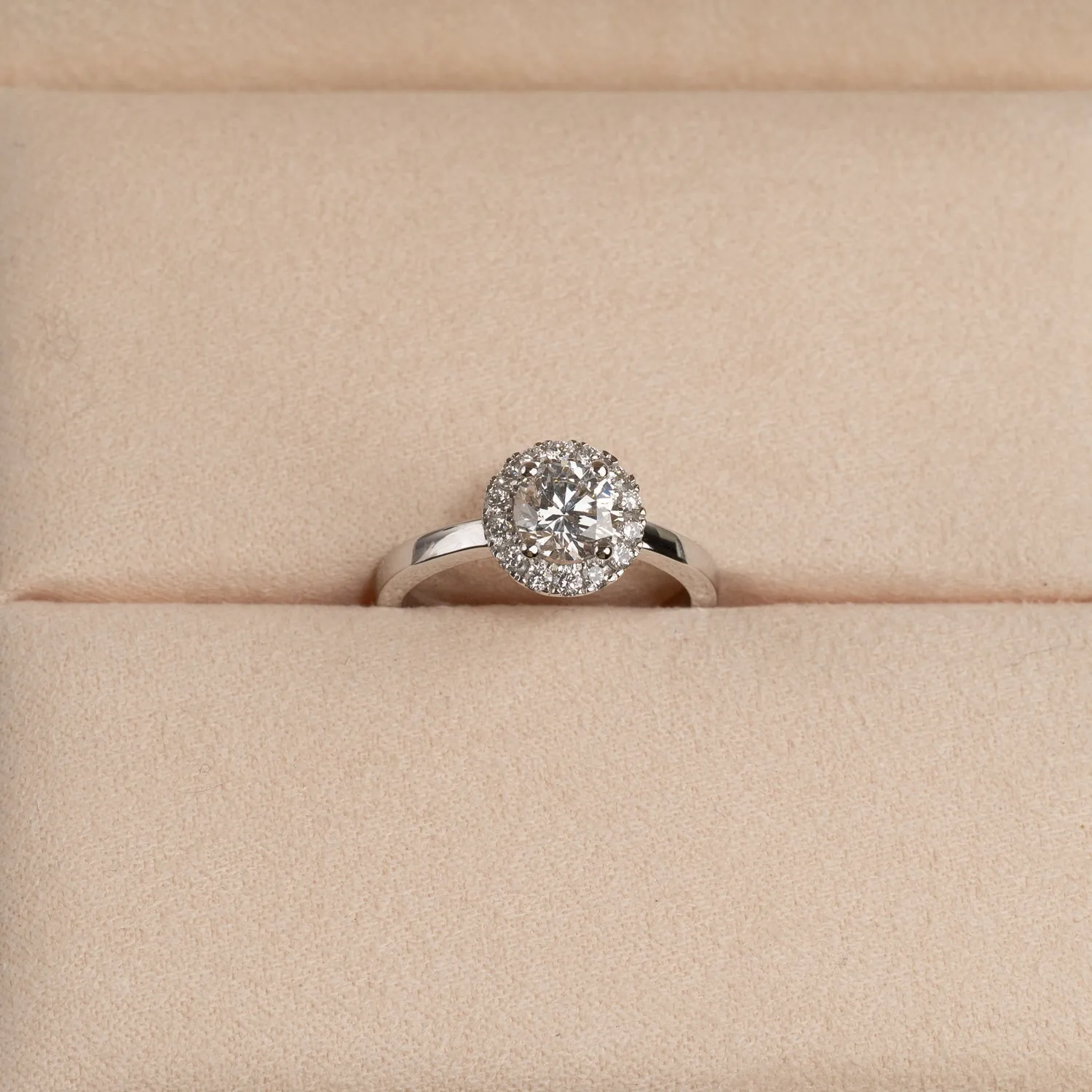 Sisi Copenhagen Simple Round Halo diamantring 1,0 ct hvidguld