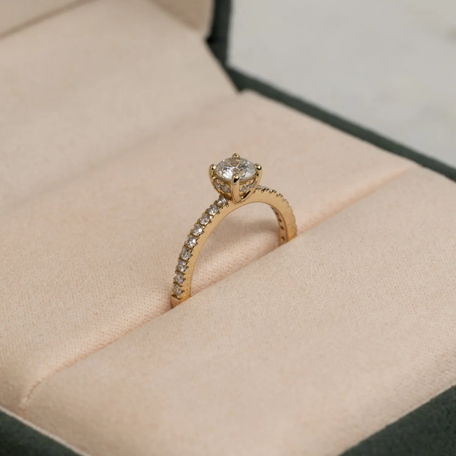 Sisi Copenhagen Hidden-Halo Alliance 0,8 ct ring guld diamant