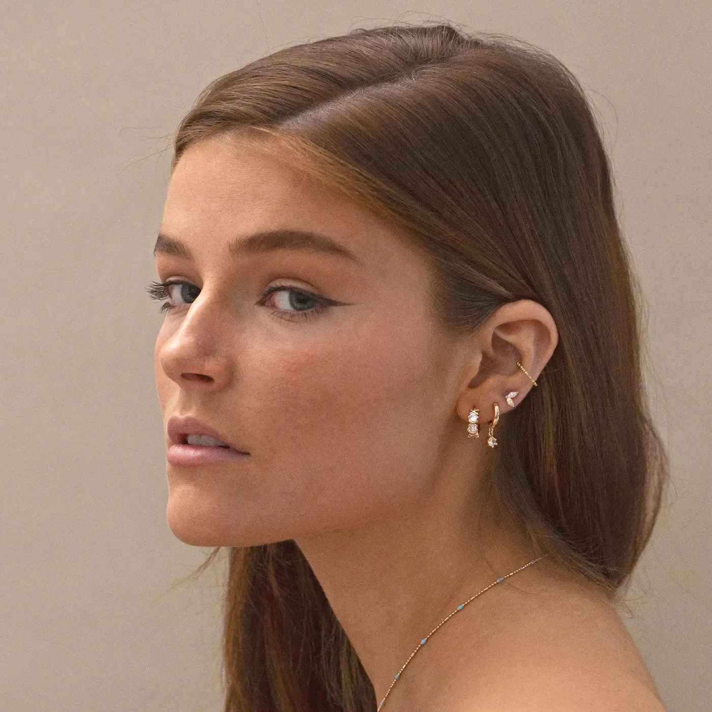 TIMI OF SWEDEN Ruby ear cuff guld 12 mm single