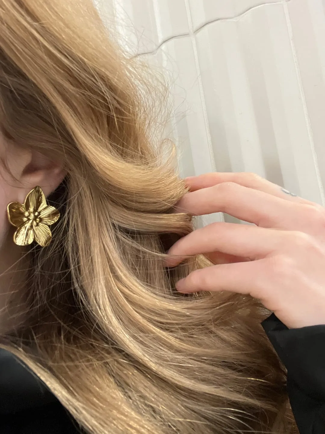 TIMI OF SWEDEN Maebry Statement Flower stud u00f8reringe guld