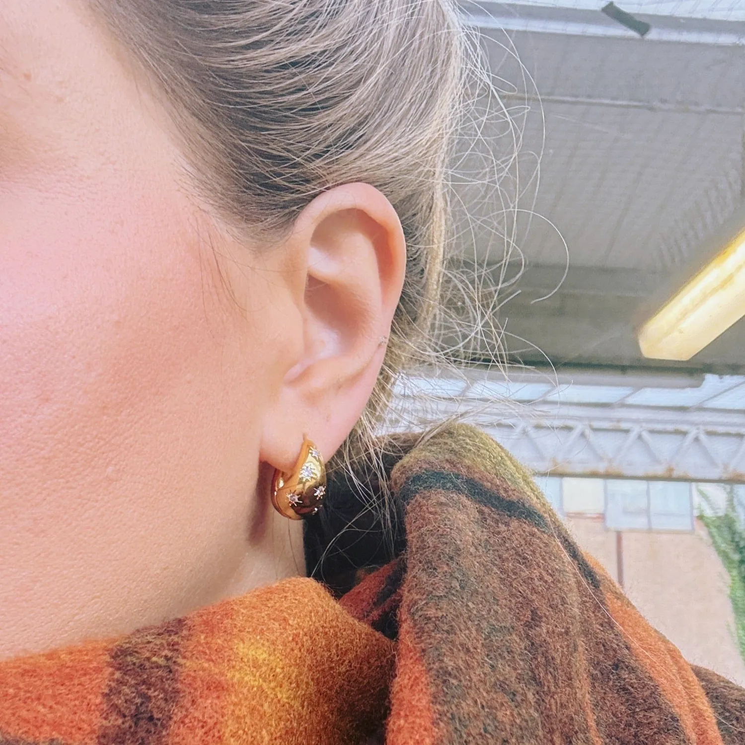 Orelia Tapered Crystal Starburst hoops forgyldt
