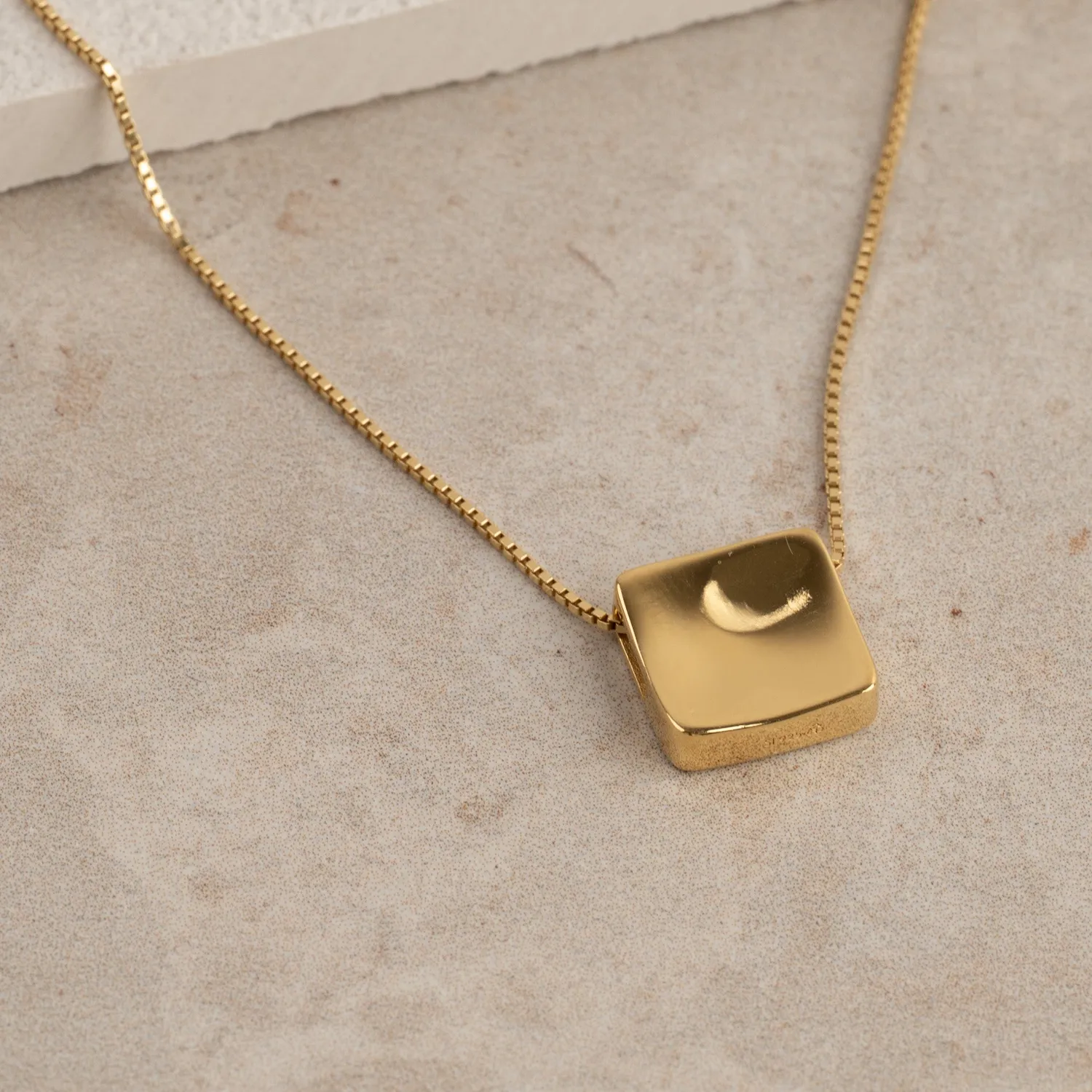 Sisi Copenhagen Mae Golden Pendant vedhæng forgyldt 12 mm