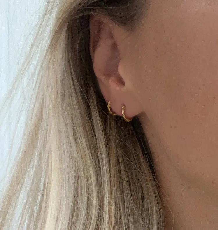 Wos Tuva Mini creoler guld 1,1 cm