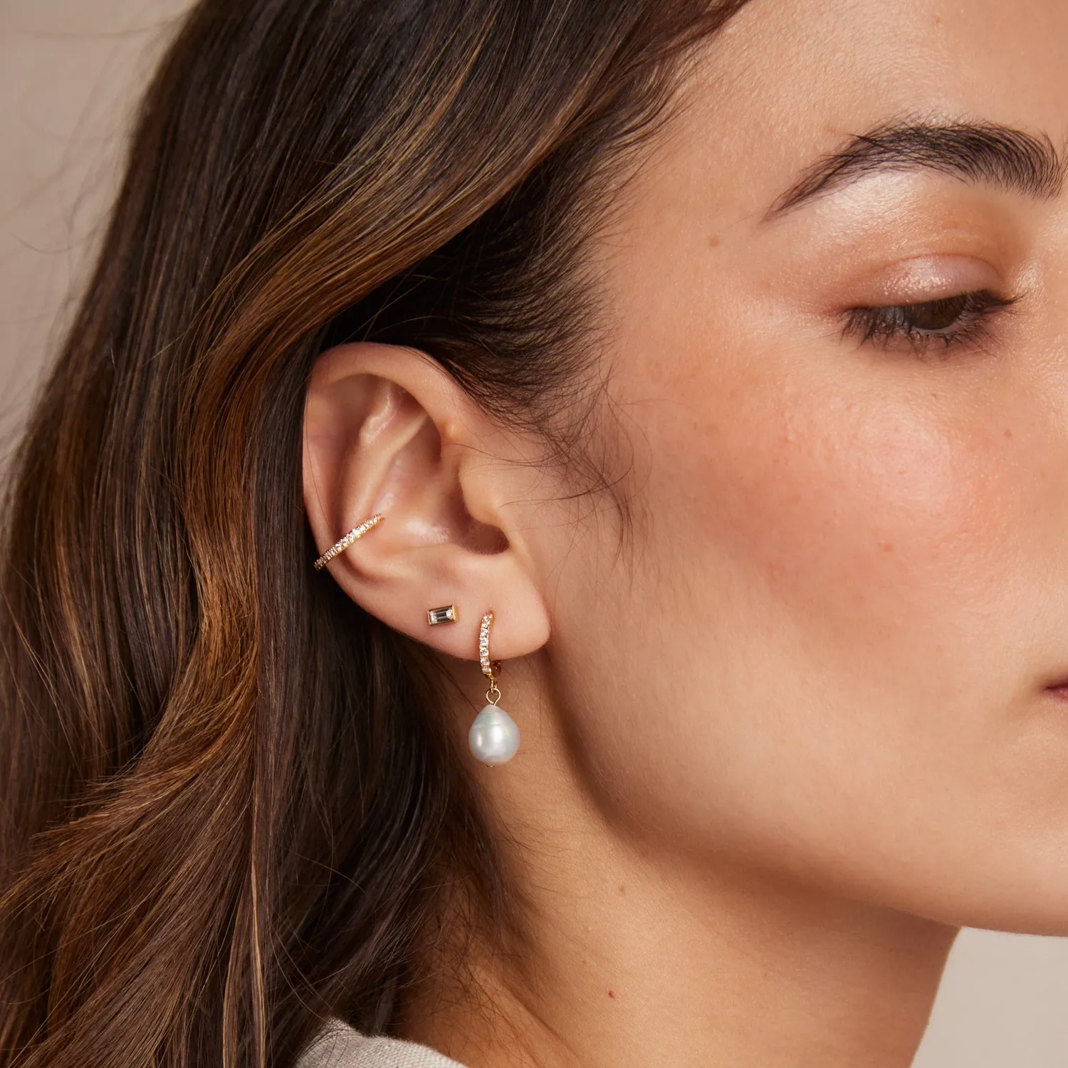 Orelia Pearl Drop Pavé Huggie øreringe forgyldt med perle