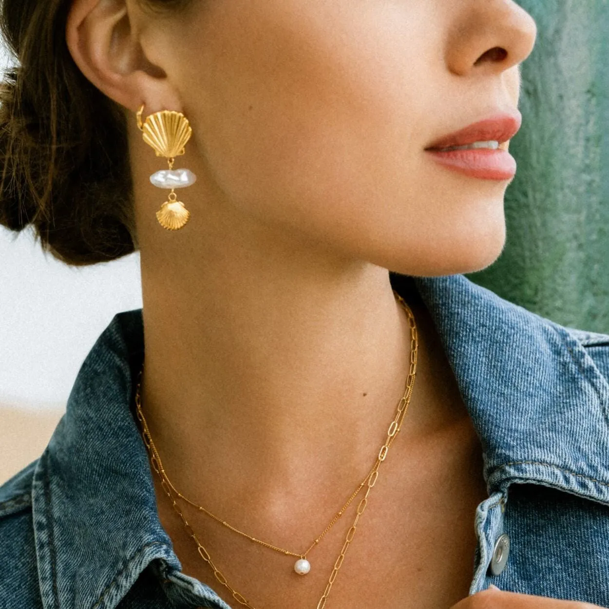 Orelia Graduated Shell & Pearl Drop øreringe guld