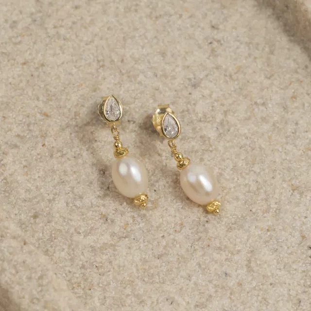 Sisi Copenhagen Irelia Pearl Golden øreringe med ferskvandsperle