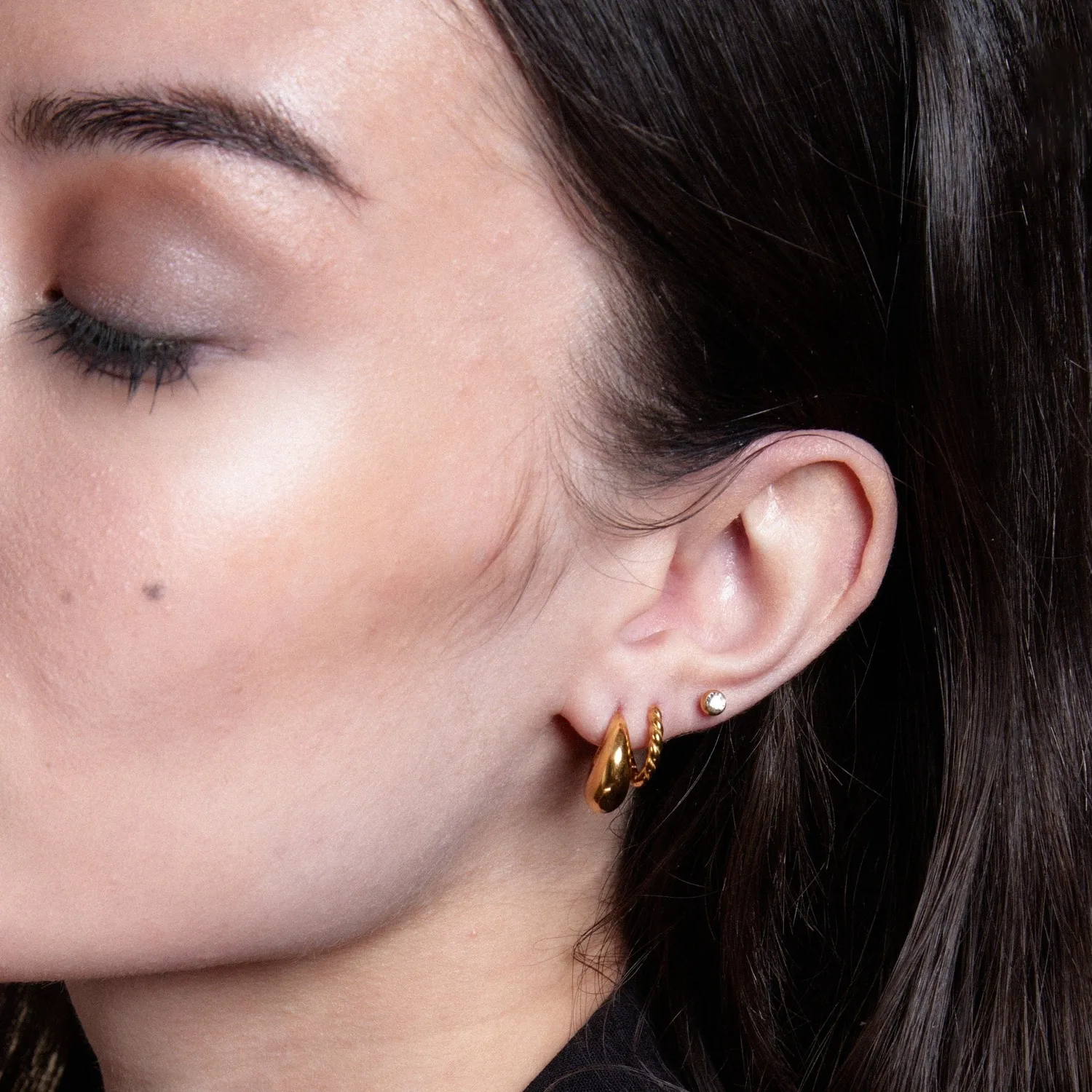 Orelia LUXE Tapered Dome Hoop øreringe guld