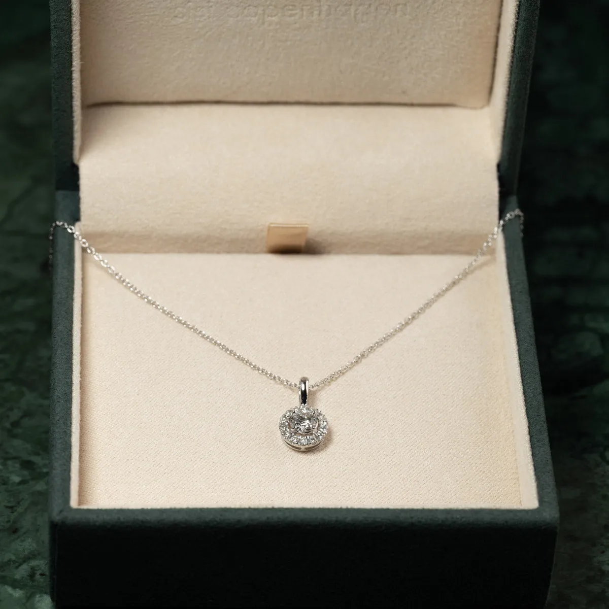 Sisi Copenhagen Round Halo diamantvedhæng 0,5 ct hvidguld