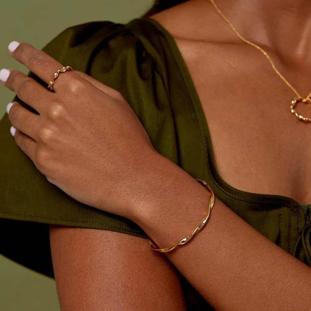 Orelia Ribbon Twist bangle guld åben snoet