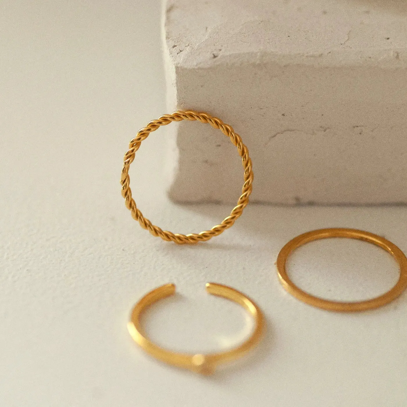 TIMI OF SWEDEN Evi snoet ring rustfrit stål guld str. 17