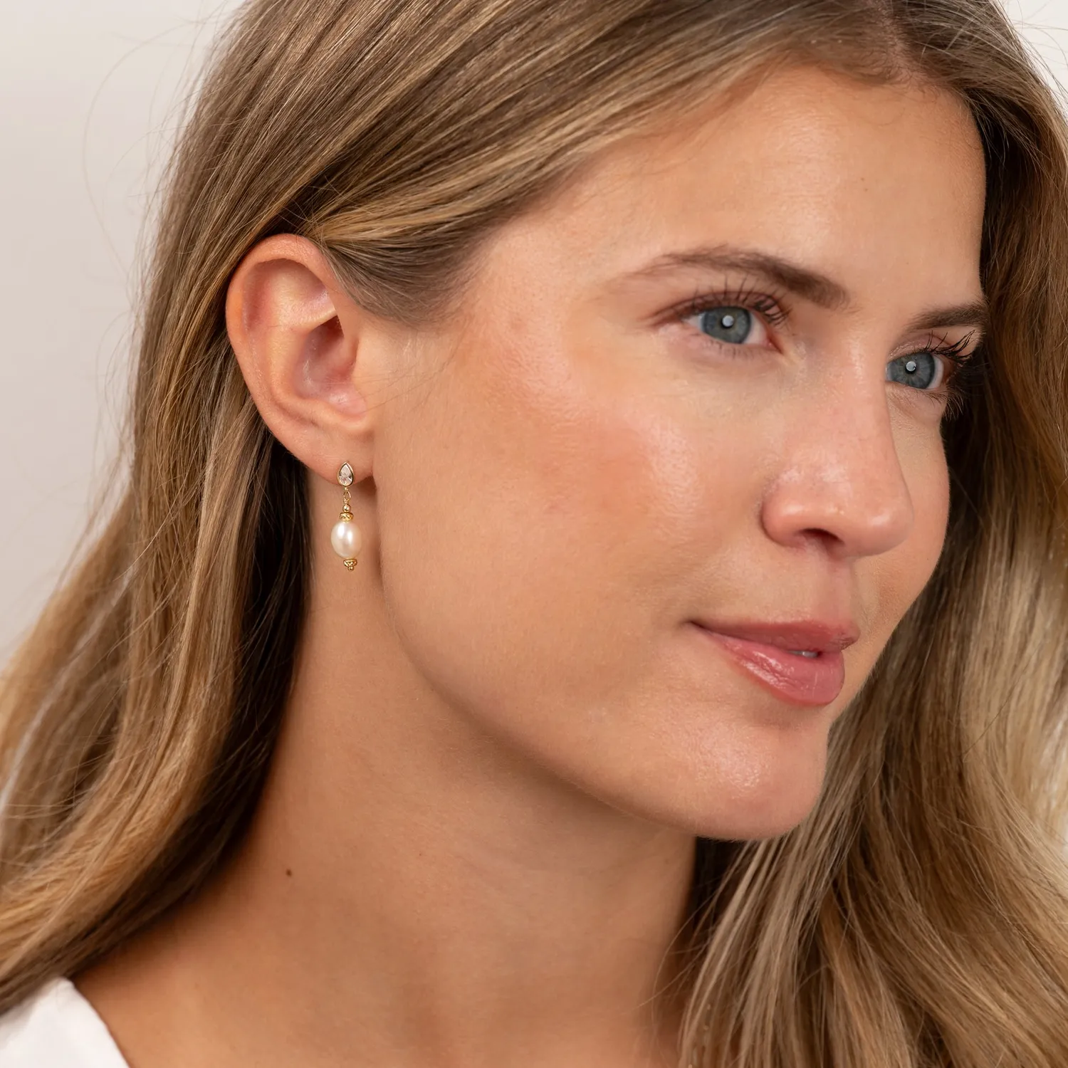 Sisi Copenhagen Irelia Pearl Golden øreringe med ferskvandsperle