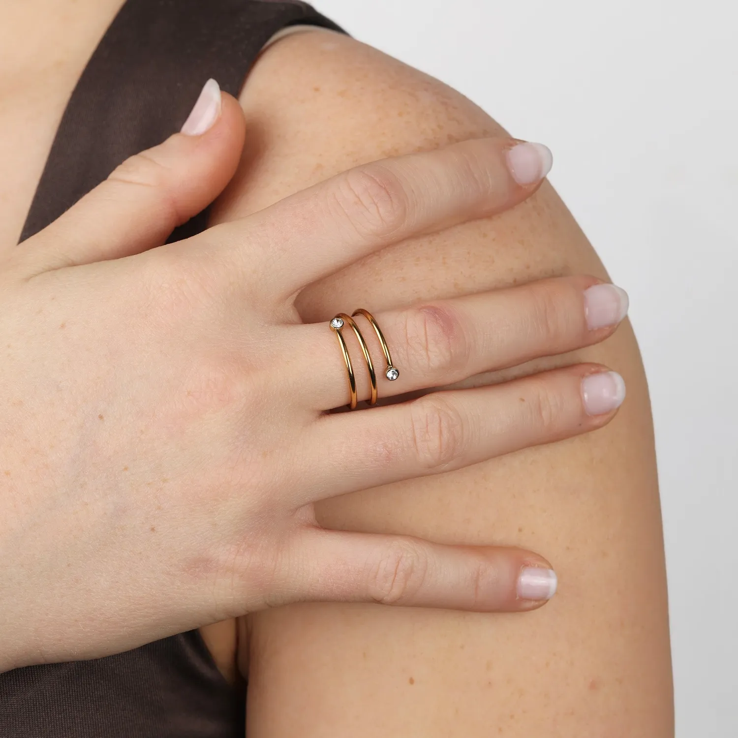 TIMI OF SWEDEN Lykke Crystal Swirl ring guld str 18