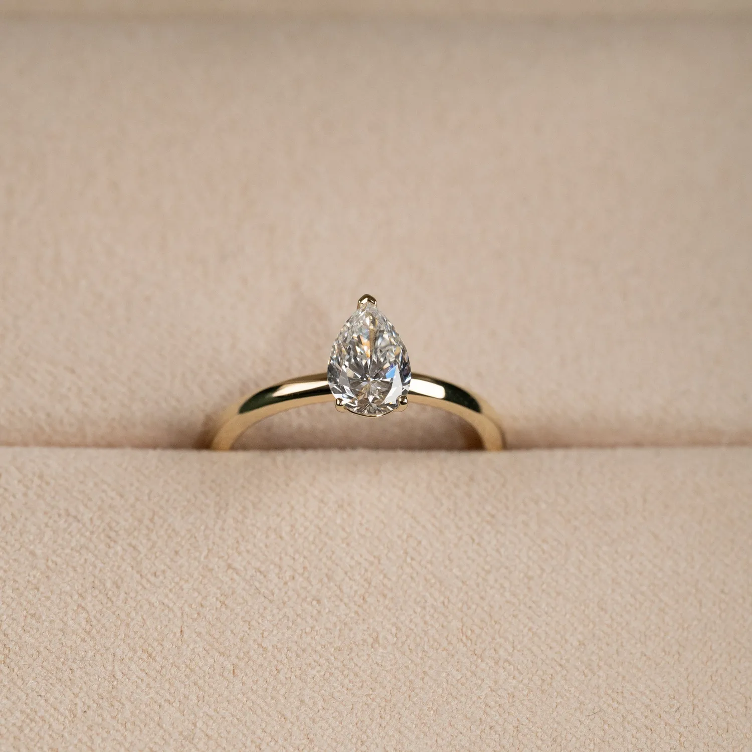 Sisi Copenhagen Solitaire Pear-Cut ring 0,75 ct 14 kt guld
