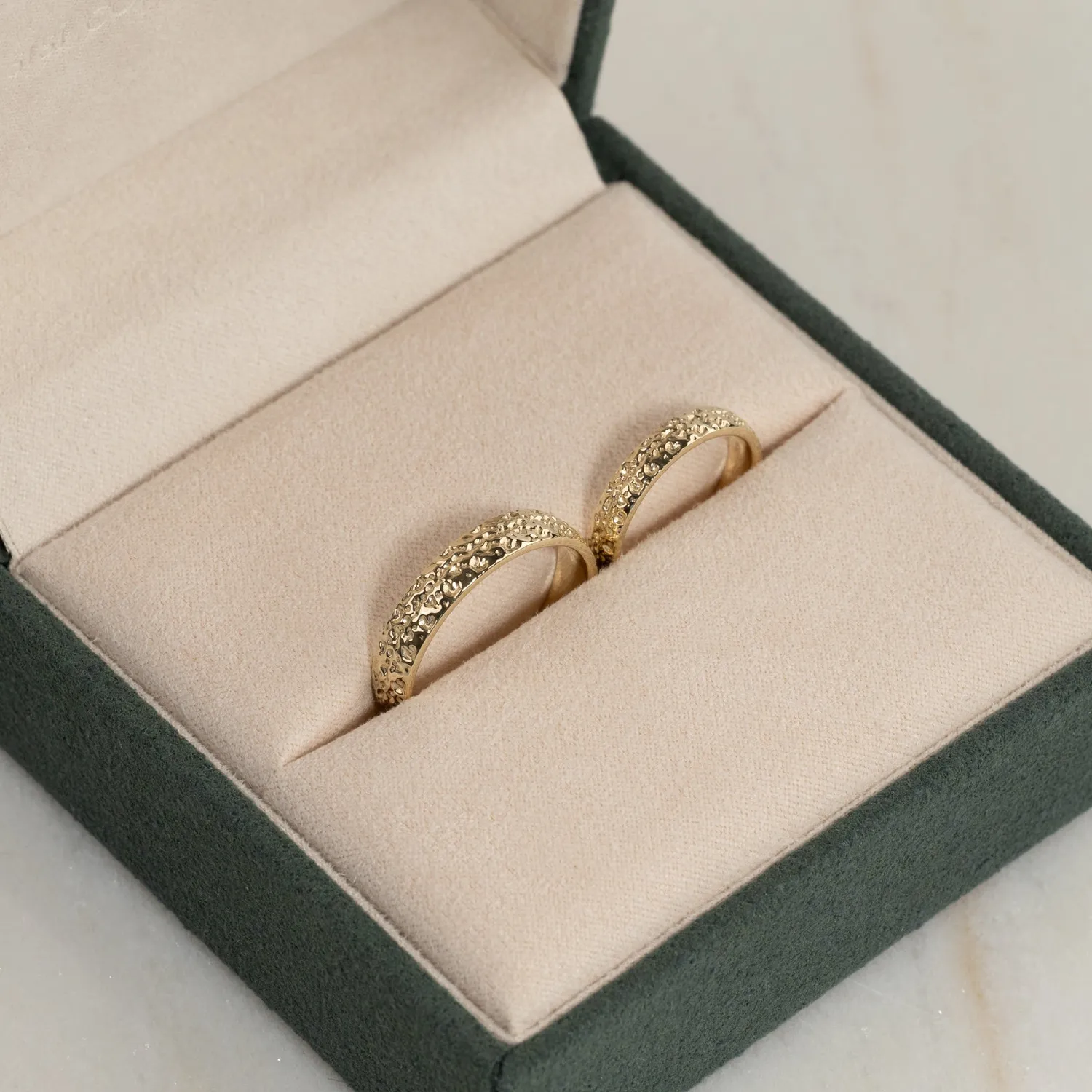 Sisi Organic vielsesringe sæt 14 kt guld 3,5+4,5 mm