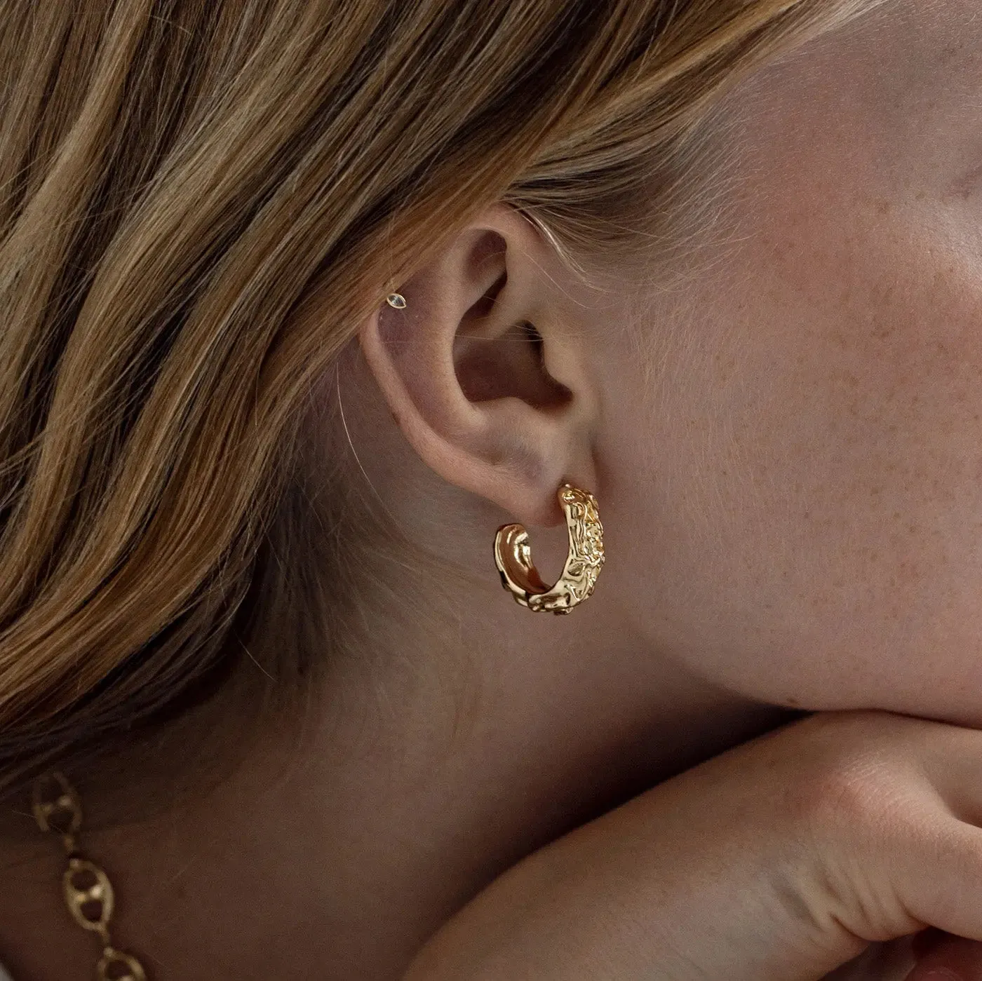 TIMI OF SWEDEN tykke ujævne hoop øreringe guld 20 mm