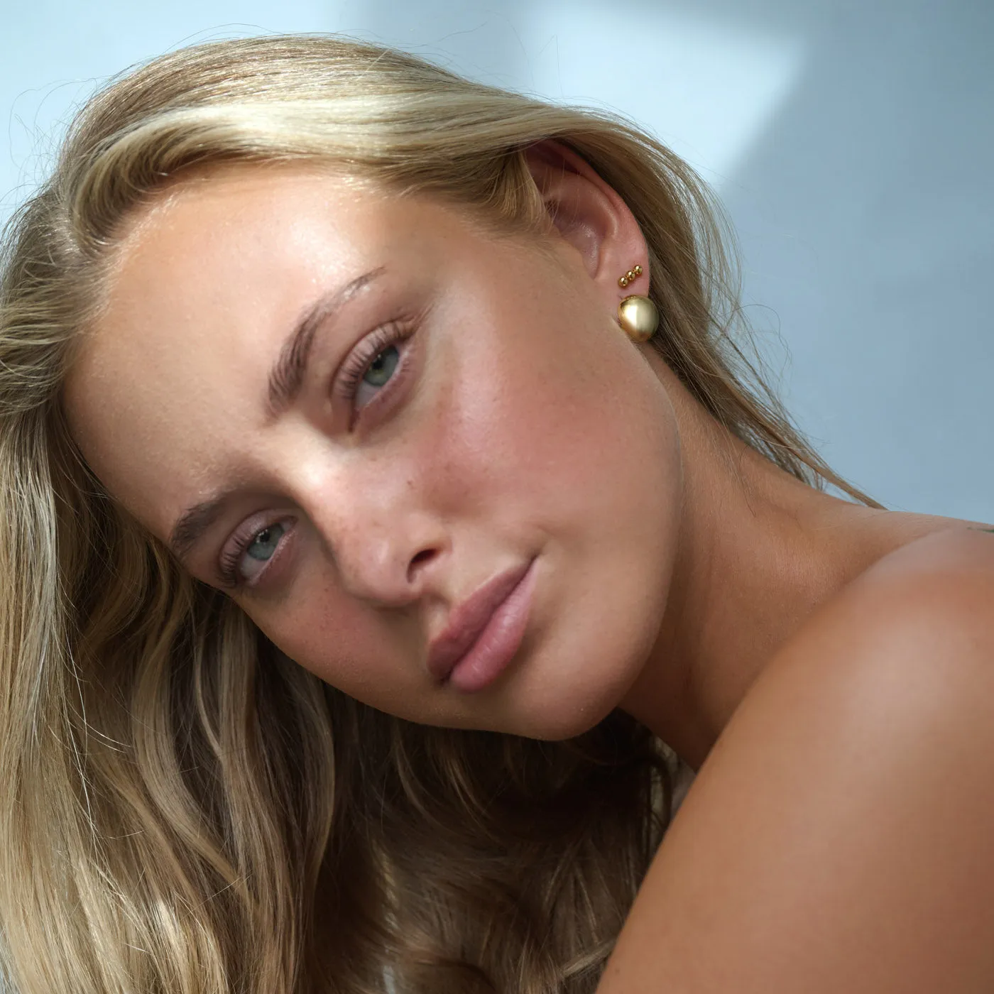 TIMI OF SWEDEN Ingrid huggies øreringe 18k guld 13,5 mm