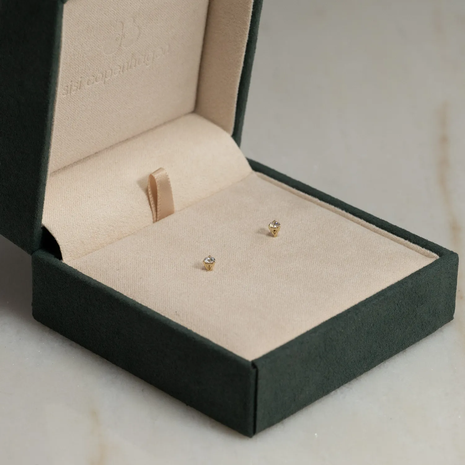Sisi Copenhagen Simple 0,2 ct diamantørestikker 14 kt guld