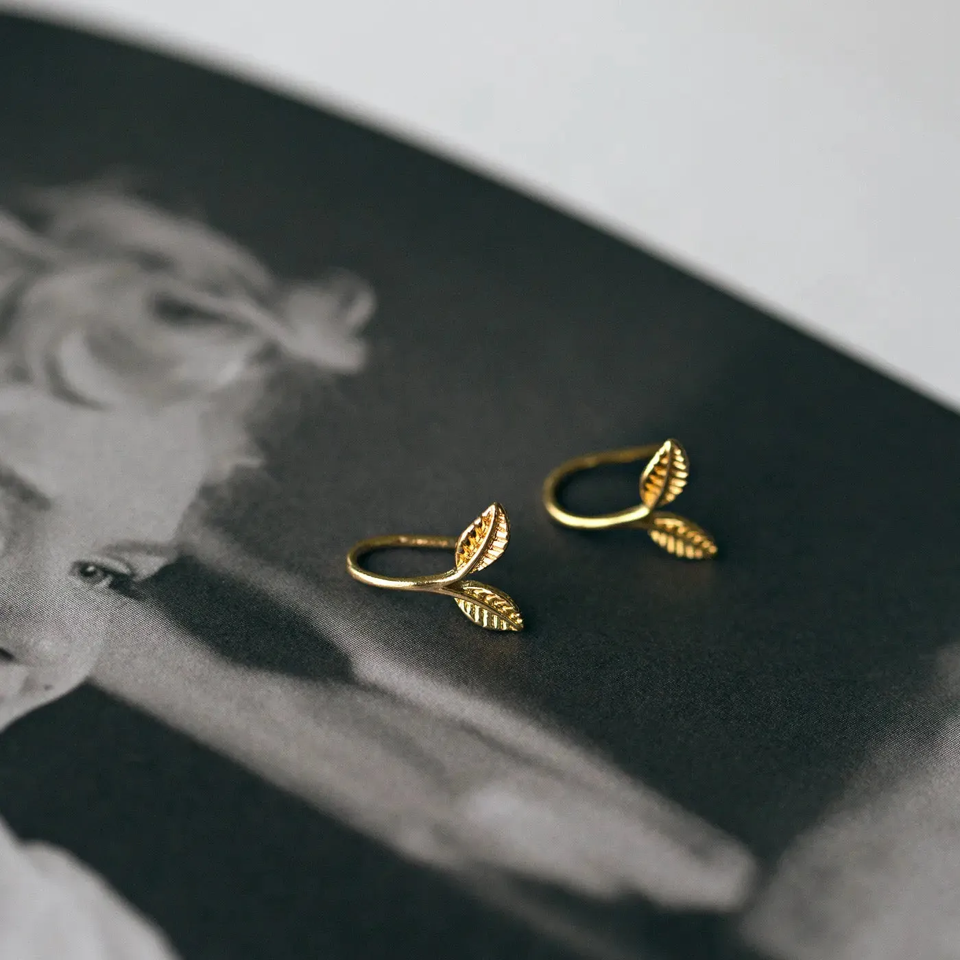TIMI OF SWEDEN Delicate Leaf bladøreringe forgyldt guld