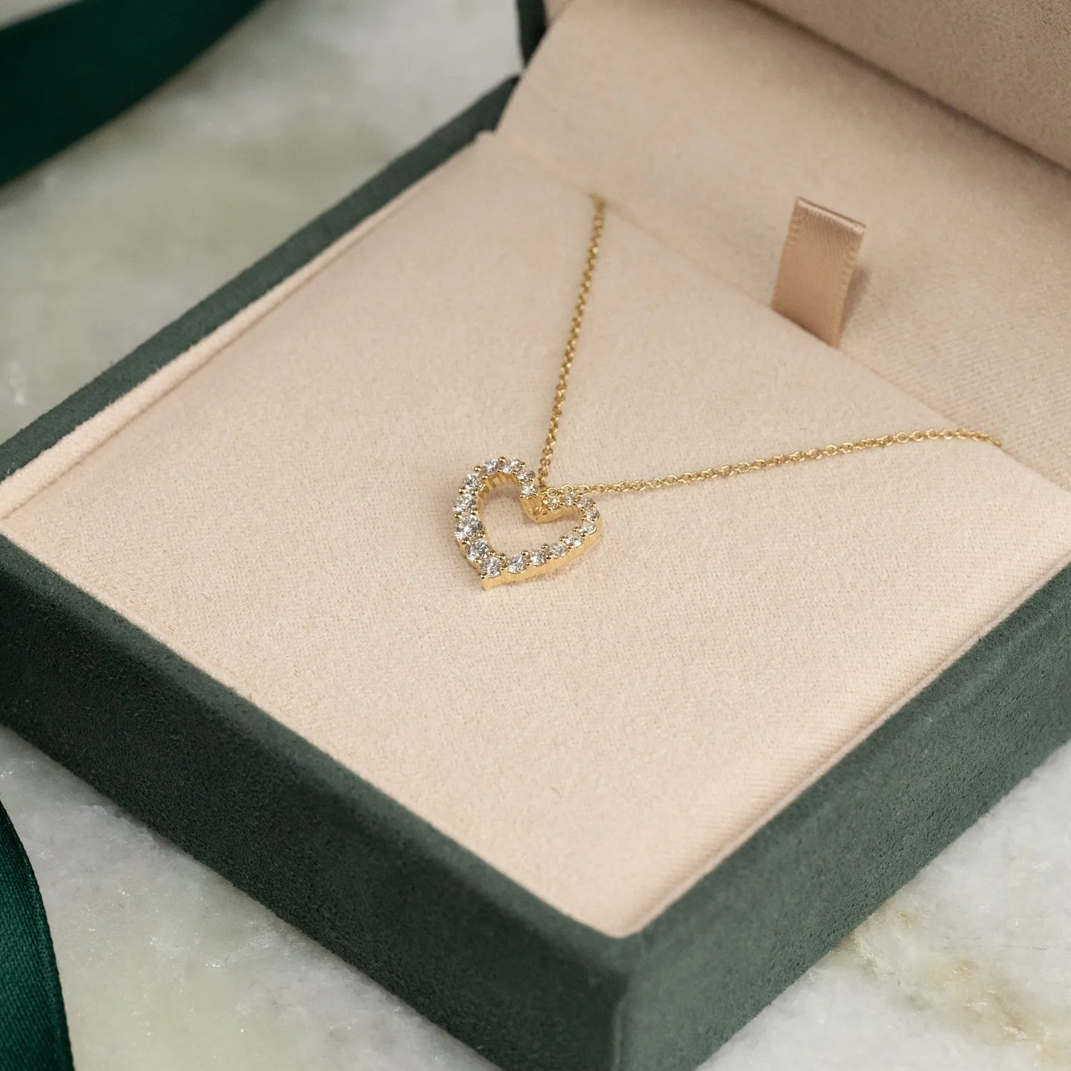 Sisi Copenhagen Graduating Curved Heart diamantvedhæng 0,45 ct guld
