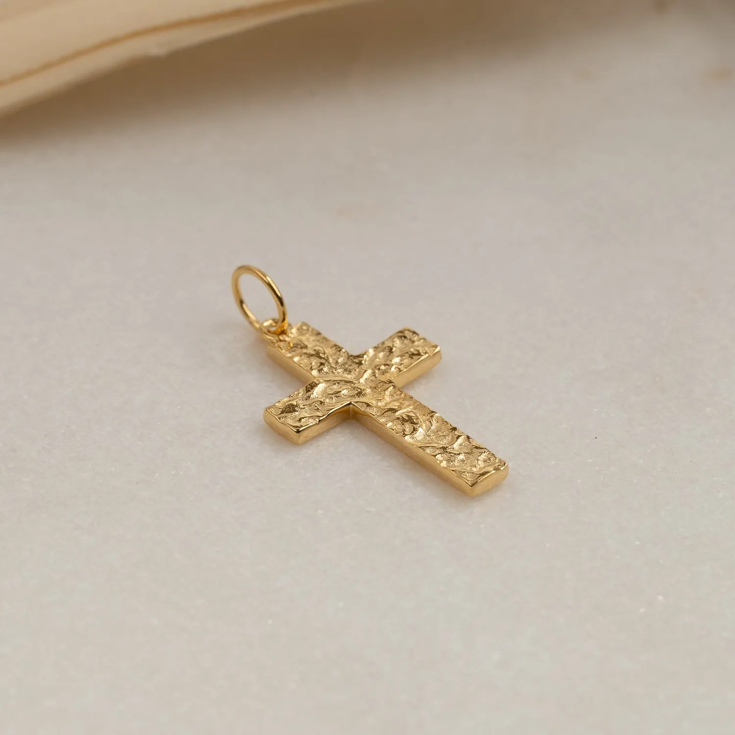 Sisi Copenhagen Elma Cross korsvedhæng forgyldt 20 mm gave