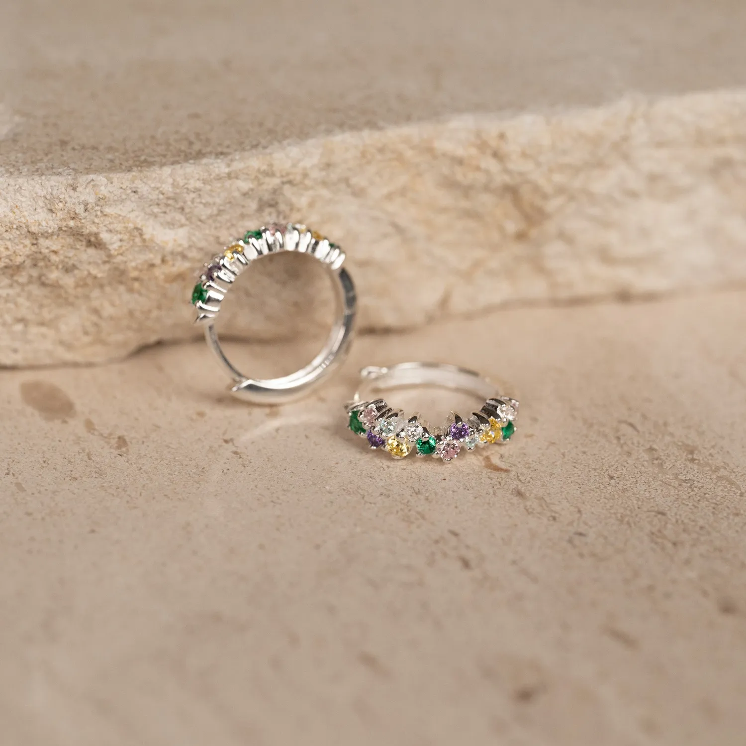 Sisi Copenhagen Clair Rainbow huggie øreringe sølv 15 mm