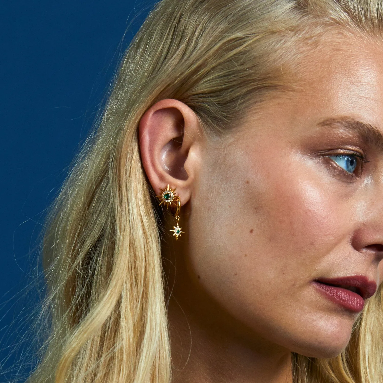 Orelia Emerald Starburst Huggie øreringe guld grøn
