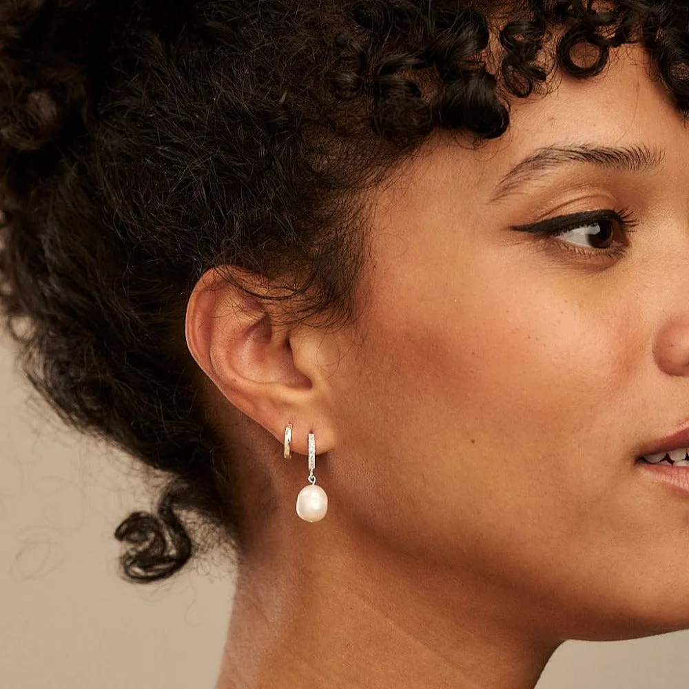 Orelia Pearl Drop Pavé huggie hoop øreringe sølv