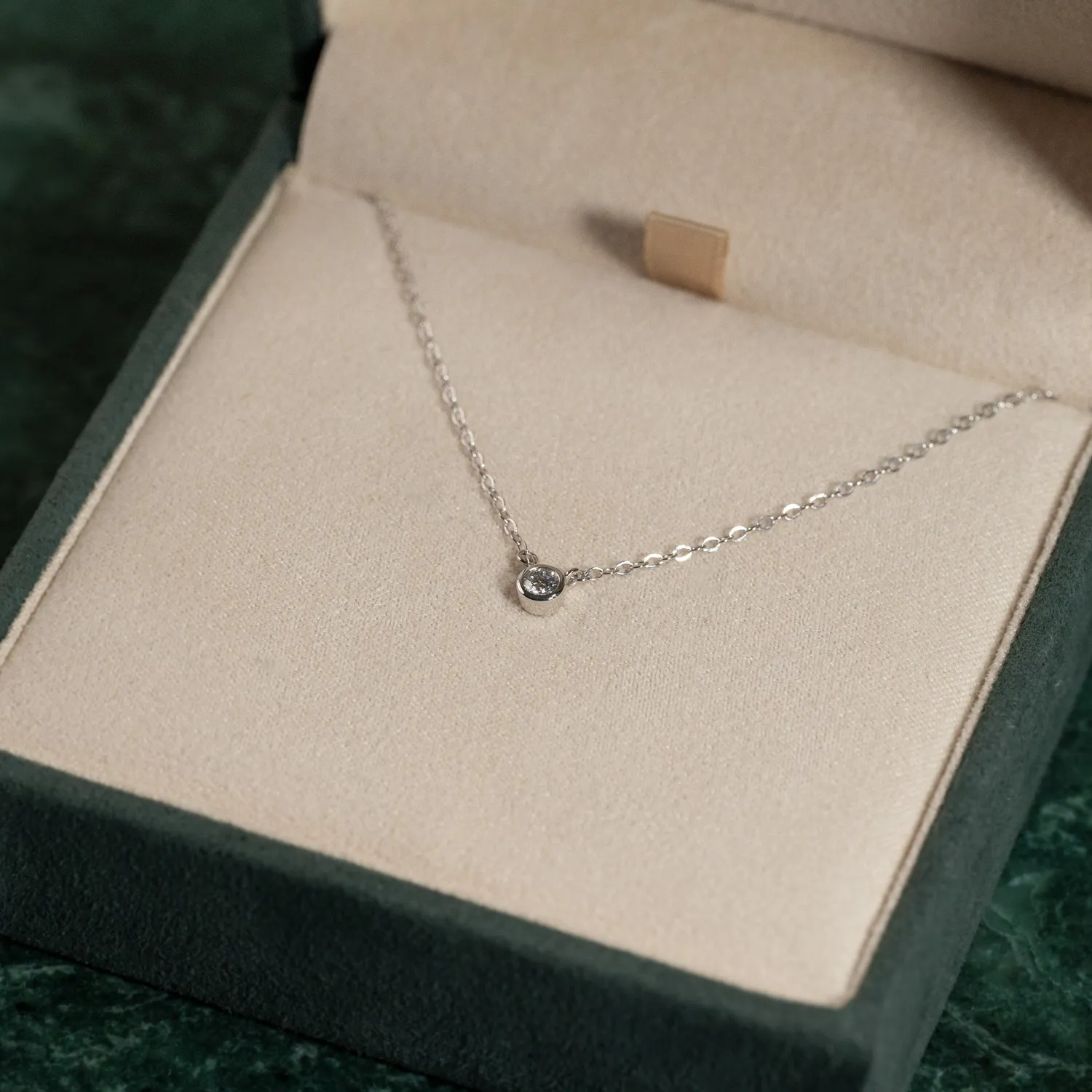 Sisi Copenhagen Diamond Solitaire Bezel halskæde hvidguld 0,1 ct