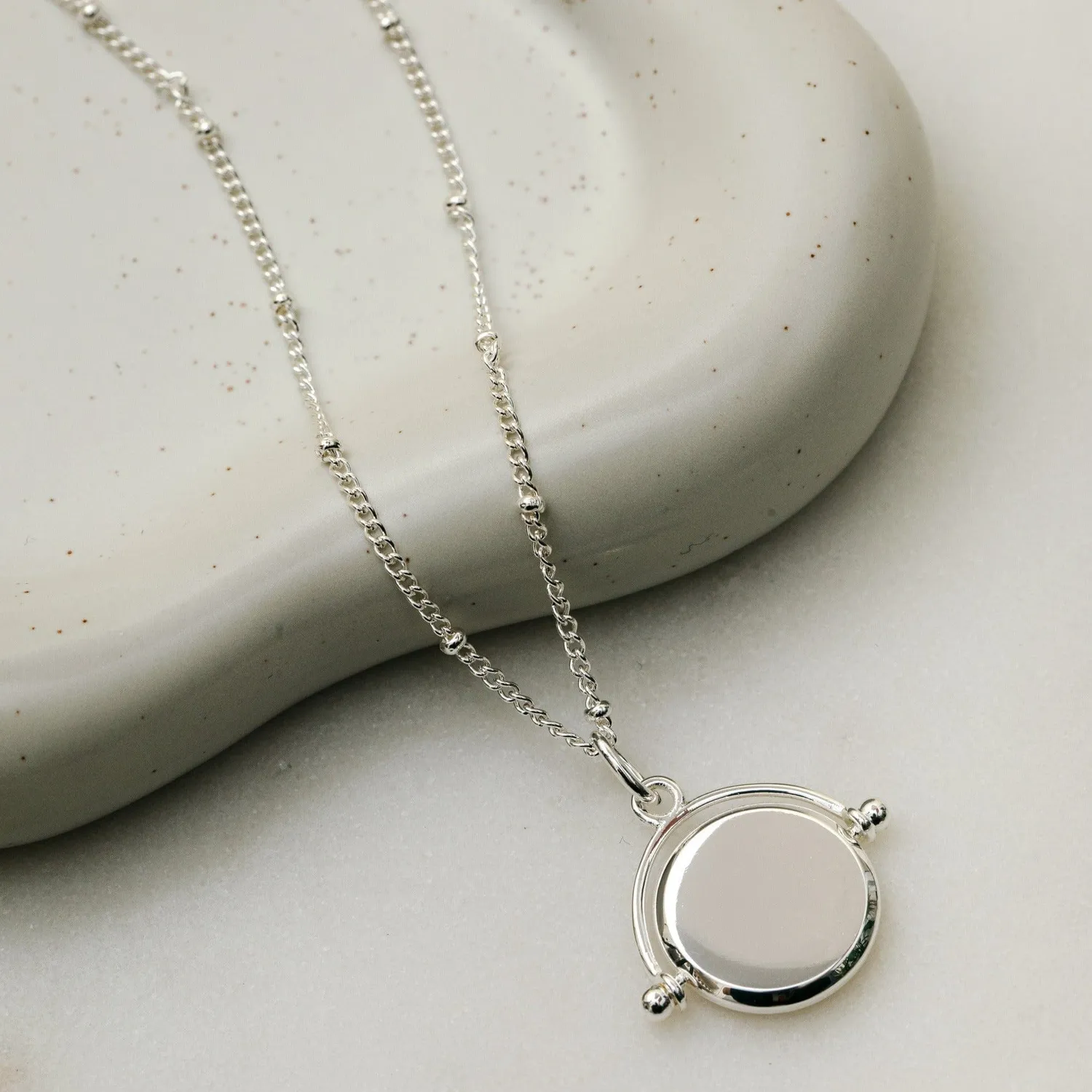 Orelia LUXE Faceted Disc Spinner halskæde sølv