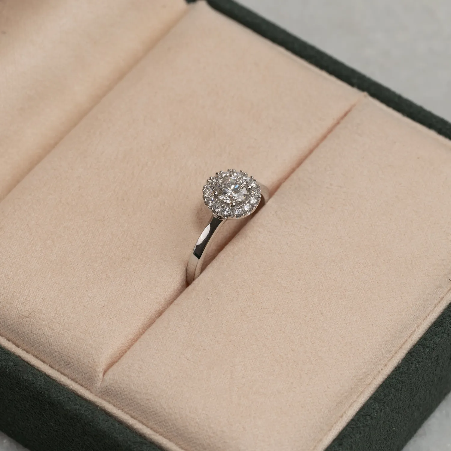 Sisi Copenhagen Simple Halo ring hvidguld 0,7 ct