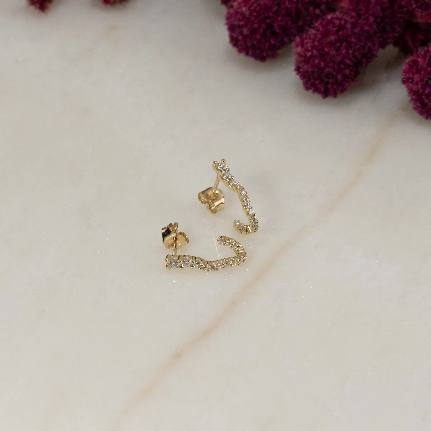 Sisi Copenhagen Graduating Curved diamantcreoler guld 0,45 ct
